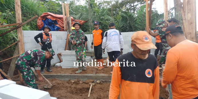 TNI Manunggal Dengan Rakyat, Babinsa Bantu Bangun Rumah Warga