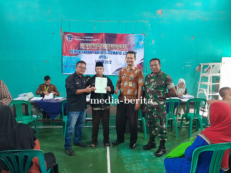 Penyerahan Sertifikat Tanah Program Pendaftaran Tanah Sistematik Lengkap