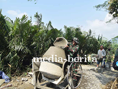 Sertu Sohirin, Anggota Satgas TMMD, Mengawal Progres Pengecoran Jalan di Desa Sijenggung