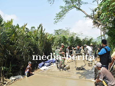 Pencapaian 30 Persen Pengecoran Jalan Satgas TMMD di Desa Sijenggung