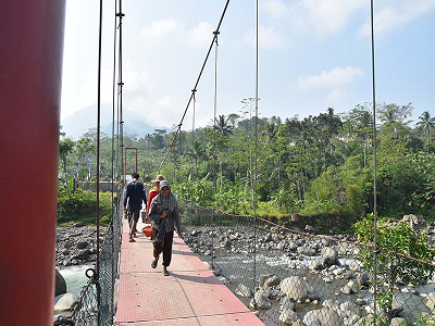 Perempuan Pun Angkat Pasir, Bantu Satgas TMMD Banjarnegara