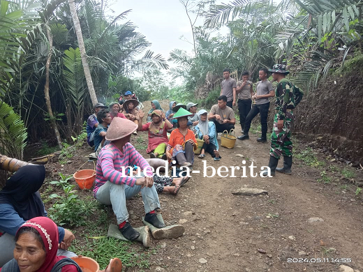 Antusiasme Ibu-Ibu Desa Sijenggung dalam Proyek Pengecoran Jalan TMMD Reguler ke-120