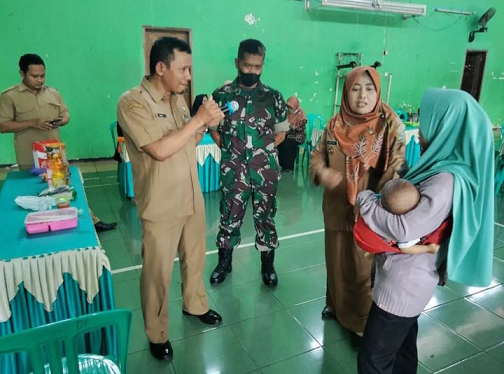 Danramil Dampingi Nakes Pembagian Susu untuk Ibu Hamil di Desa Binaan