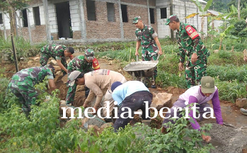 Semangat Gotong Royong Danramil Kalibening Bantu Warga Desa Sikumpul Bangun Jalan Usaha Tani