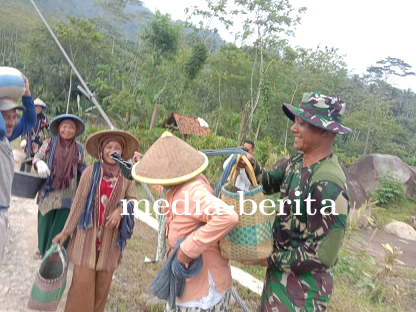 Sertu Sohirin Bantu Warga Angkat Pasir untuk Pengecoran Jalan di Desa Sijenggung