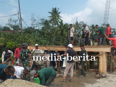 Satgas  TMMD Reg 120 dan Warga Sijenggung Gotong Royong Bangun Pos Kamling