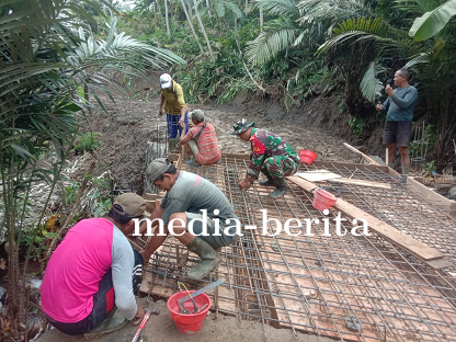 Satgas TMMD dan Warga Sijenggung Rakit Bekisting Jembatan