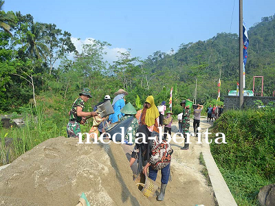 Kartini Sijenggung Kerja Ceria Sambil Membangun Desa