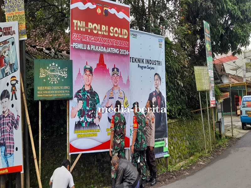 Pasang Spanduk Himbauan Guna Wujudkan Pemilu Damai 