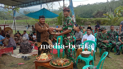 Sedekah Bumi Bersama TNI Manunggal Membangun Desa di Sijenggung
