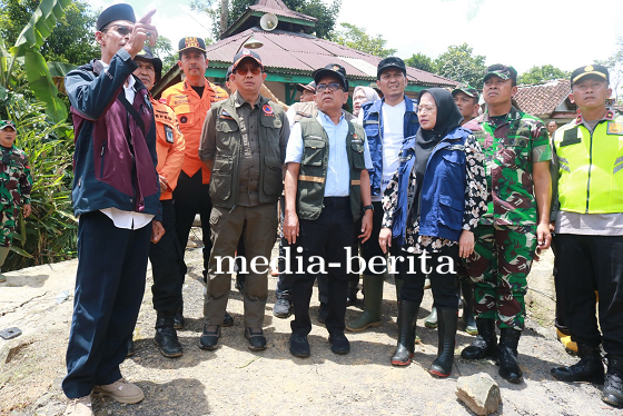 Menteri PMK dan Kepala BNPB Tinjau Lokasi Longsor Situkung