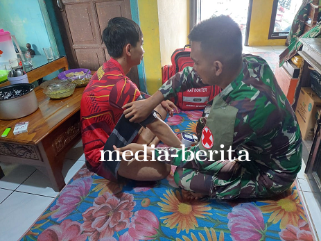 Tim Kesehatan TNI Beri Pelayanan bagi Pengungsi Longsor