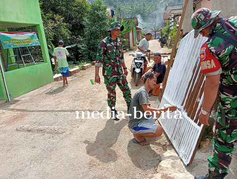 TNI dan Warga Gotong Royong Perbaiki Sekolah TPQ di Pagedongan