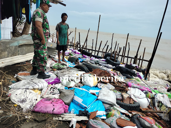 Kewaspadaan Dini, Babinsa Suradadi Kodim Tegal Komsos Dengan Warga Pesisir Pantai