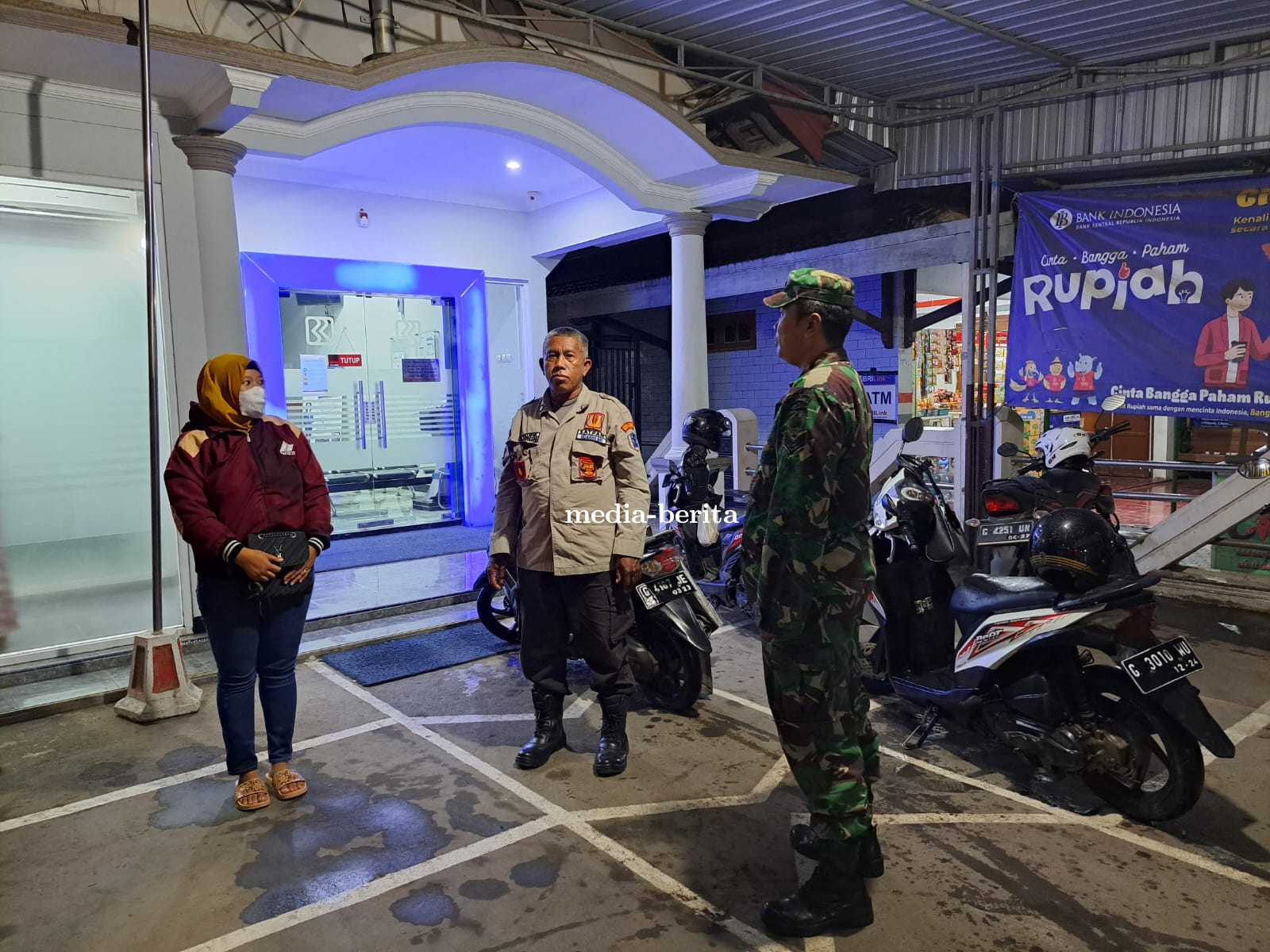 Patroli Wilayah, Babinsa Tegal Selatan Komsos Dengan Security Bank BRI
