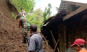 Babinsa  Bantu  Bencana Tanah Longsor 
