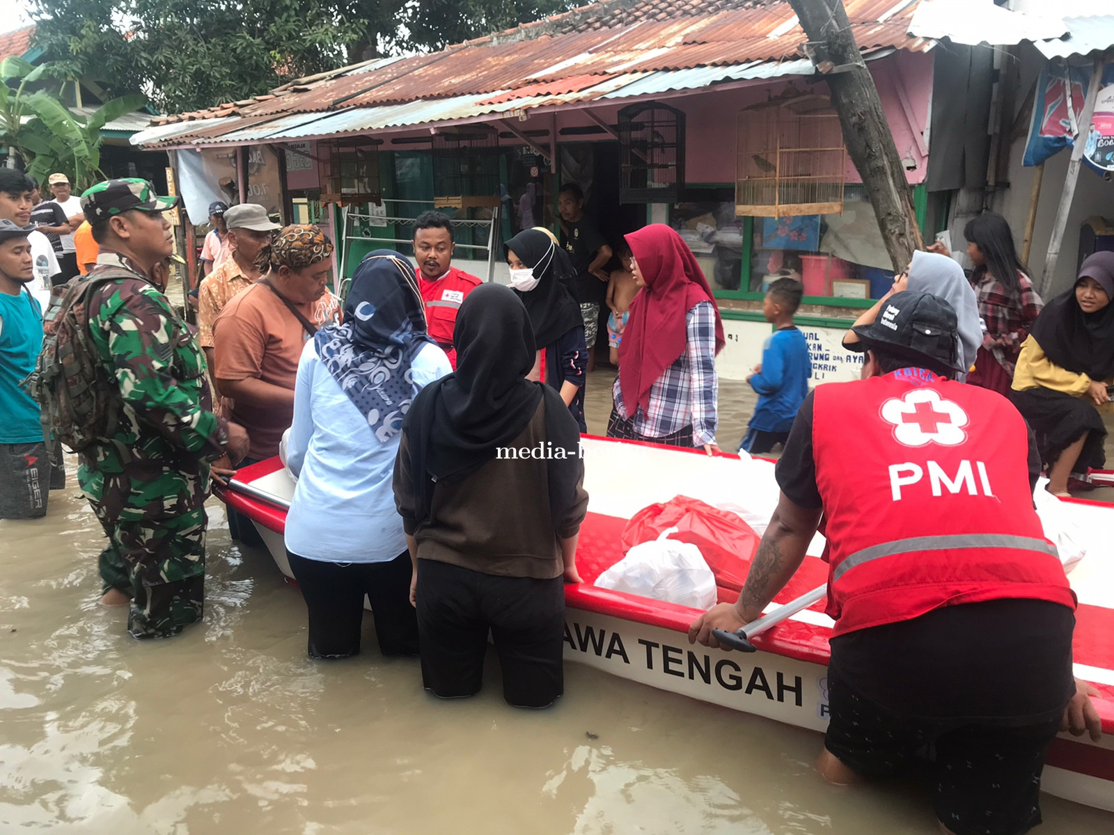 Babinsa Koramil Dukuhturi Dampingi dan Distribusikan langsung Bantuan Korban Banjir