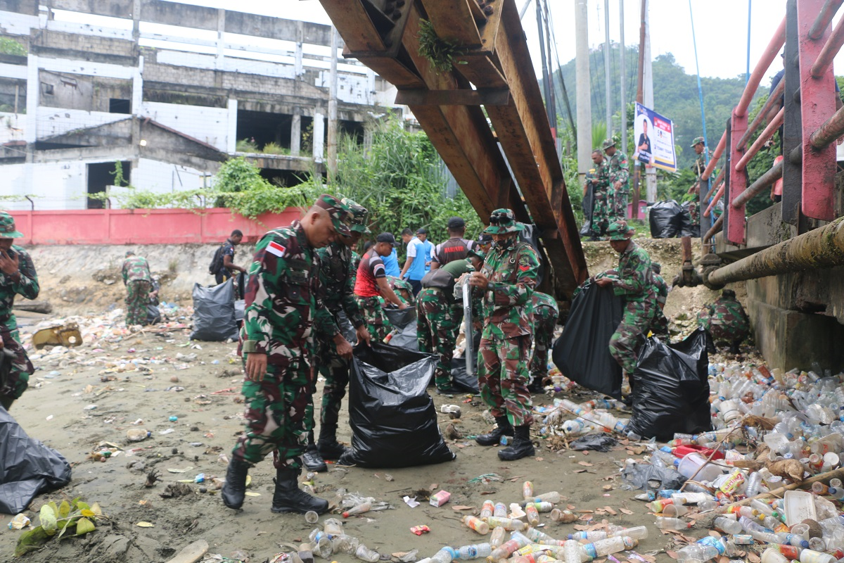 Dandim Jayapura Pimpin Apel Grebek Sampah Plastik di Sungai Anafre Kota Jayapura