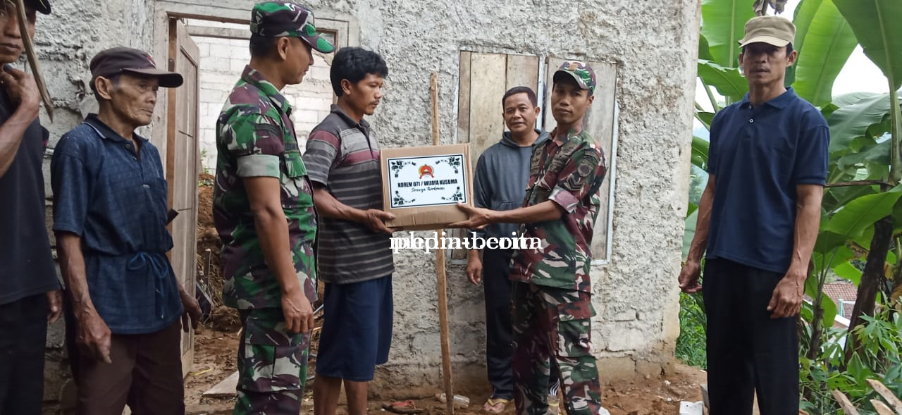 Babinsa  Posramil Pandanarum Memberikan Bantuan Pasca Longsor