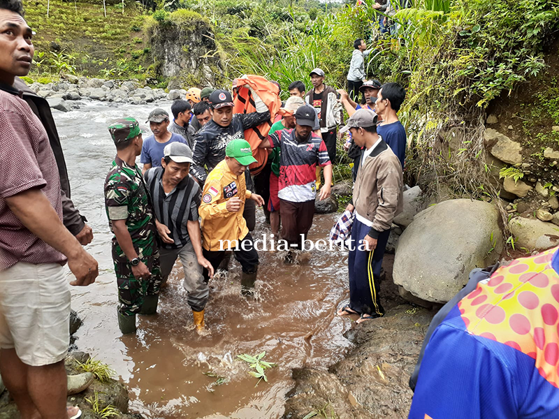 Babinsa Ikut Serta Dalam Evakusi Jenasah Hanyut Disungai
