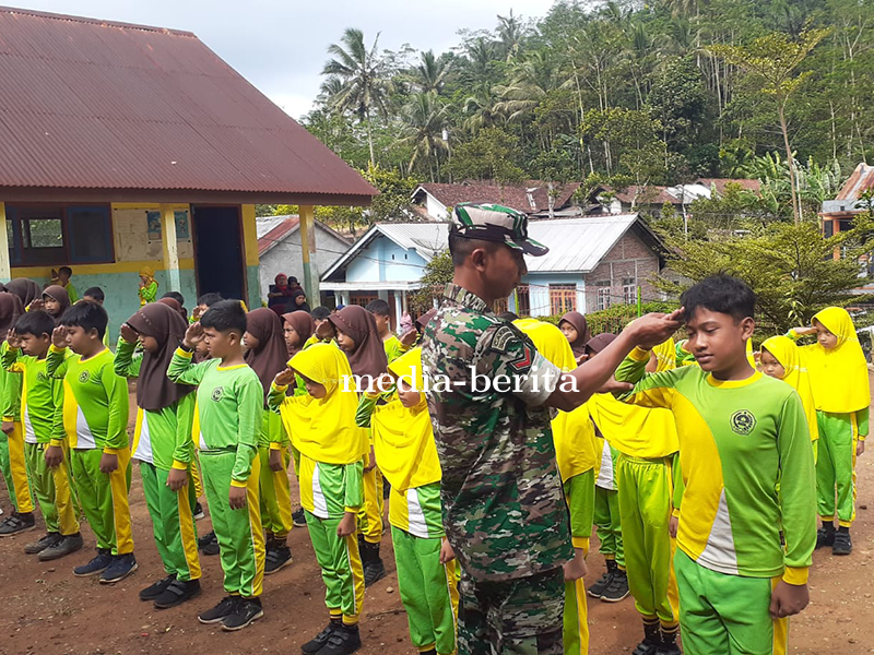 Ciptakan Disiplin Sejak Dini Babinsa Latih PBB Siswa MI GUPPI