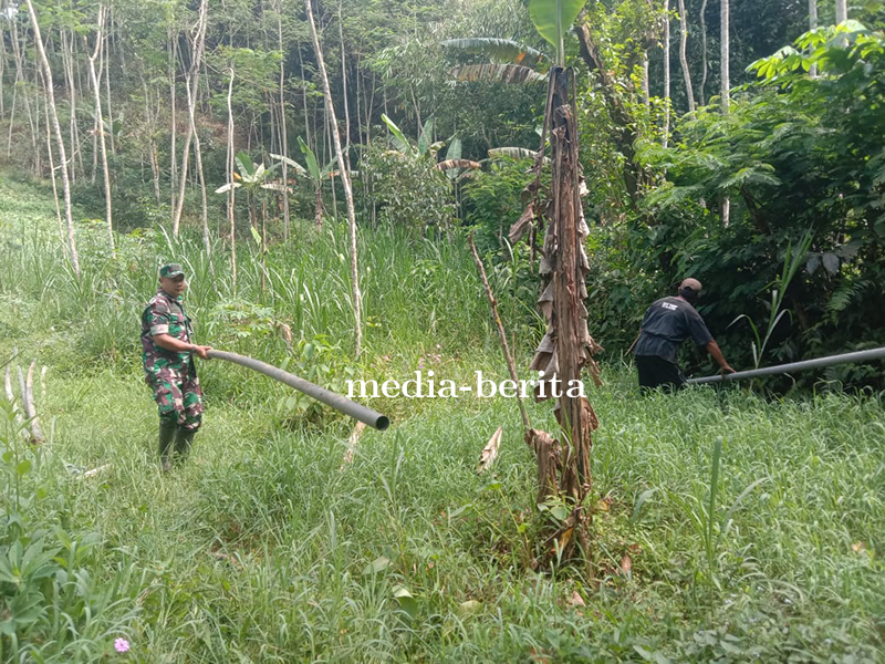 Babinsa Bantu Warga Pasang Pipa Air Bersih