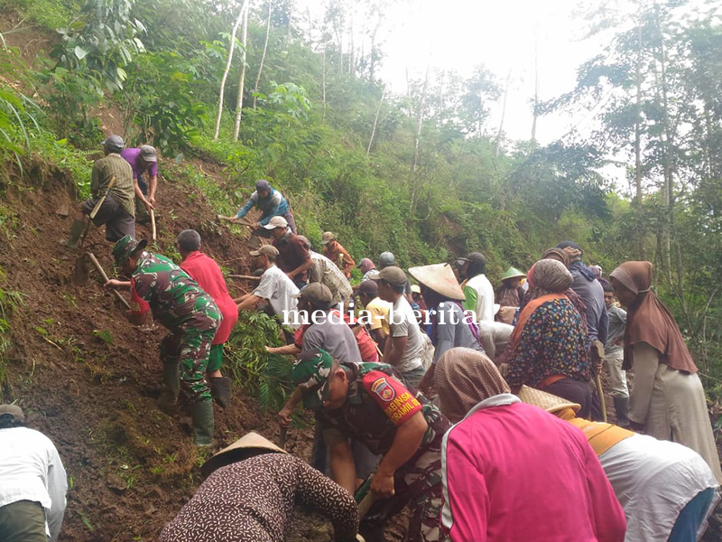 Giatkan Kerja Bakti Babinsa Bersama Warga Bersihkan Jalan