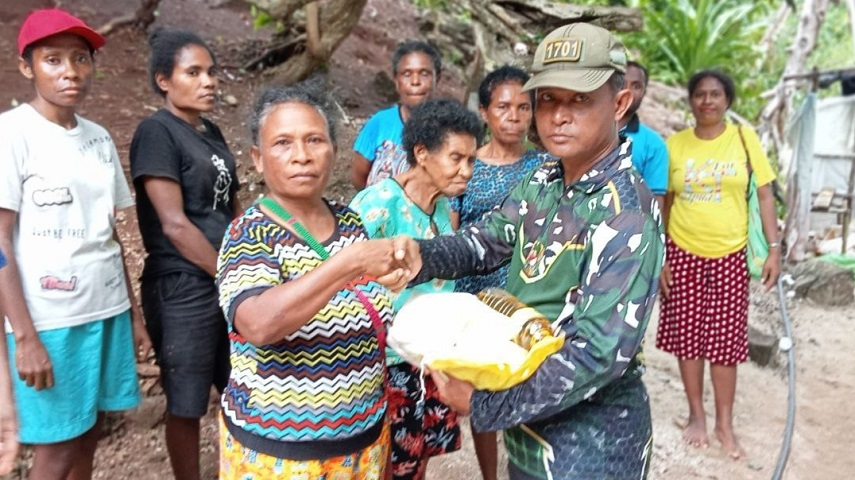 Sambut Bulan Kasih Danramil Depapre Bagikan Bingkisan Sembako Ke Warga Pantai Harlem