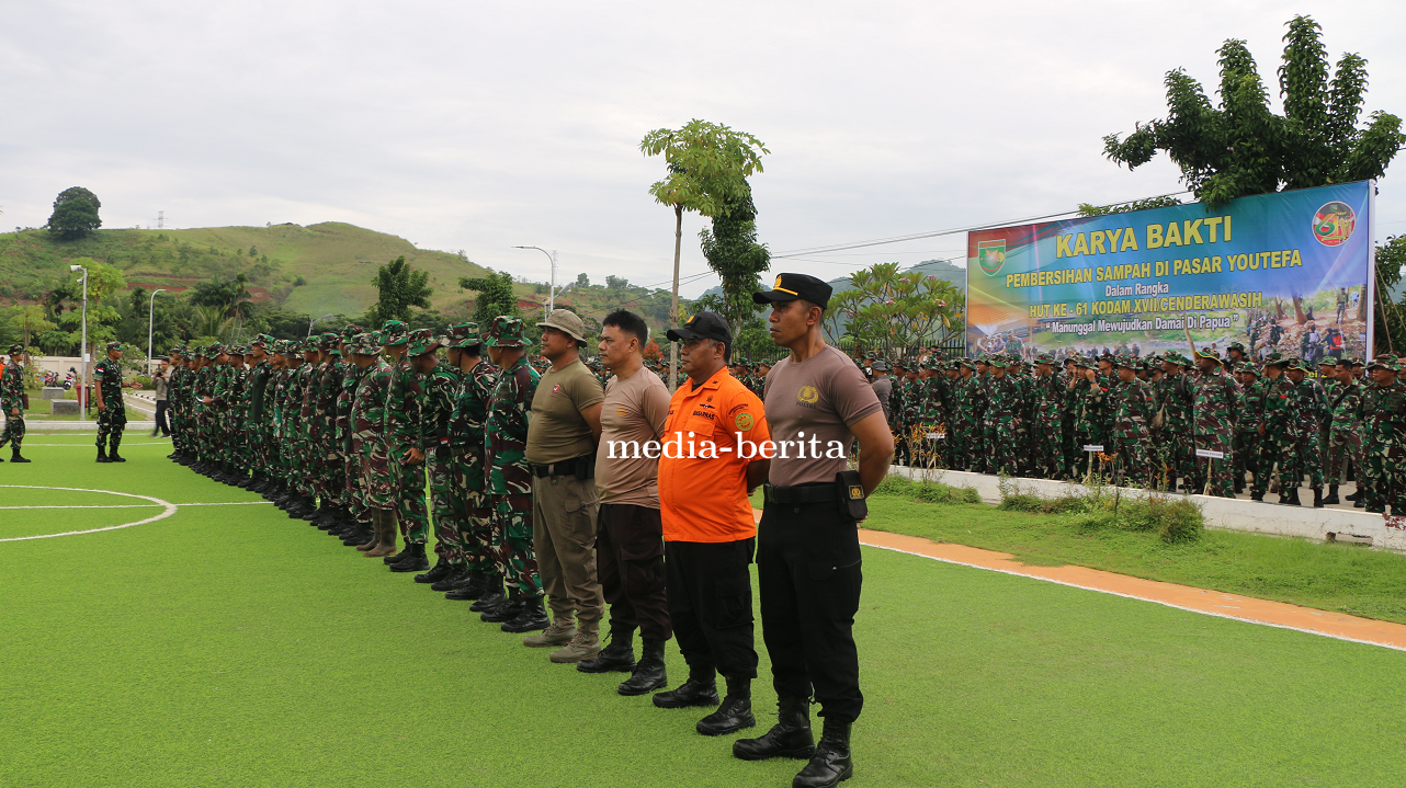 Sukseskan Karya Bakti Bersih Bersih Sampah Pasar Youtefa Kodim Jayapura Kerahkan 70 Prajurit