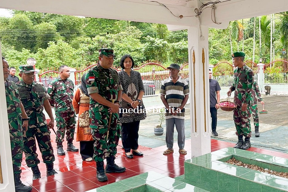 Peringati Wafatnya Pahlawan Nasional, Danrem 172/PWY Ziarah ke Makam Marthen Indey