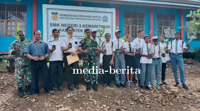 Danramil Depapre Gandeng Pihak Sekolah Untuk Tanam Pohon Dalam Rangka Pembinaan Lingkungan Hidup