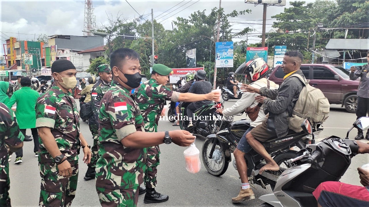 Semarakkan Ramadhan Kodim Jayapura Berbagi Takjil Untuk Pengguna Jalan