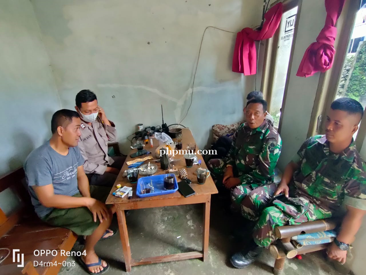 Danramil Bersama Babinsa Dan Bhabinkamtibmas Melaksanakan Komsos