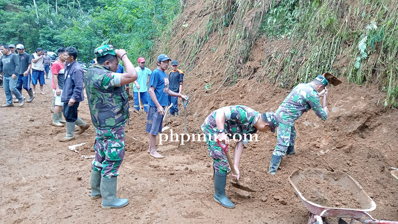 Danramil Gotong Royong Bersama Masyarakat Melaksanakan Pembersihan Material Longsor