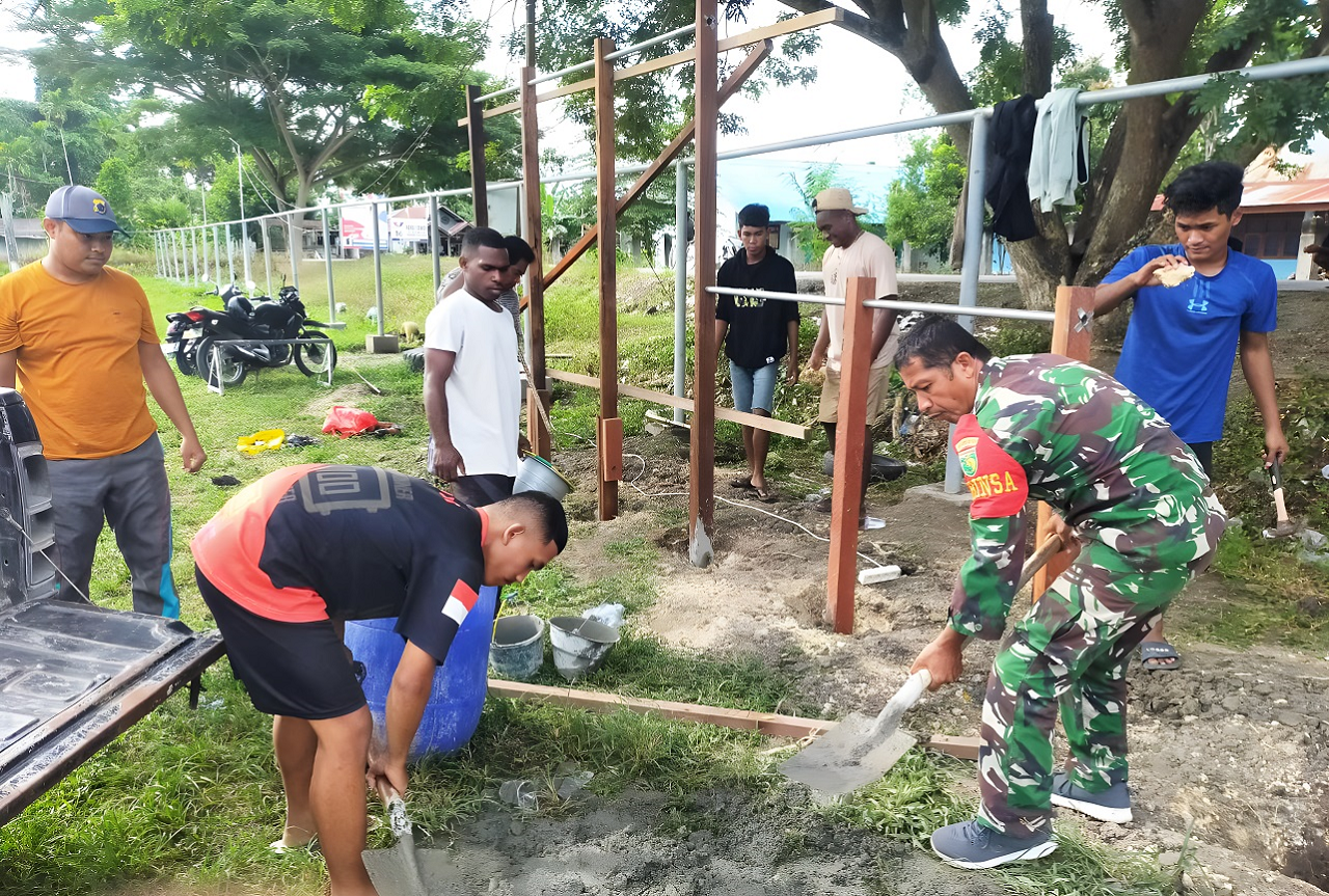 Babinsa dan Bhabinkamtibmas Bersinergi dengan Pemuda Karang Taruna Bangun Sarana Olah Raga