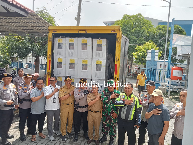 Babinsa Koramil Tegal Barat Kawal Pendistribusian Logistik Pemilu 2024