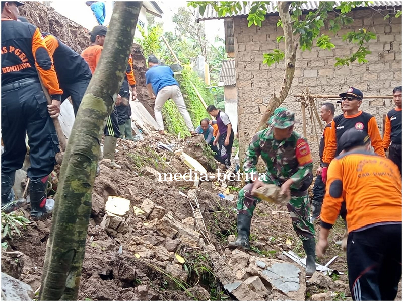 Tembok SD Negri Traju 01 Roboh Akibat Longsor, Ini yang dilakukan Babinsa Koramil Bumijawa