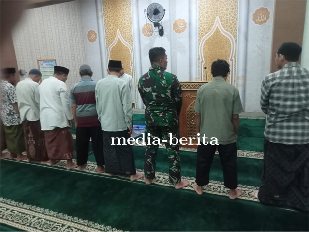 Babinsa Koramil Lebaksiu Laksanakan Sholat Subuh Berjamaah 