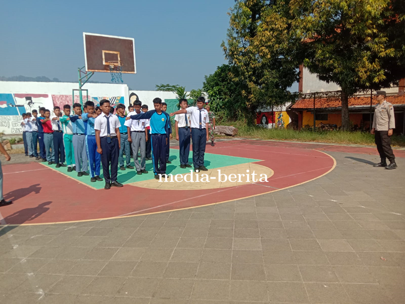 Jelang HUT RI Ke – 79, Babinsa Koramil Balapulang Latih Paskibra Tingkat Kecamatan 