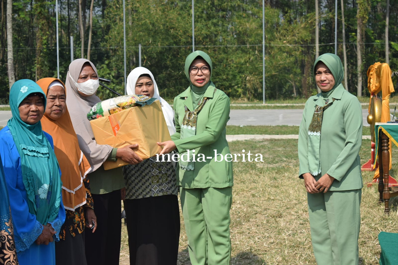 Secara Simbolis Persit Kodim 0712 Tegal Bagikan Sembako di Momen Penutupan TMMD  