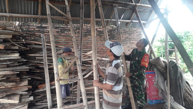 Babinsa Koramil Talang Kodim Tegal Komsos Dengan Perajin Batu Bata