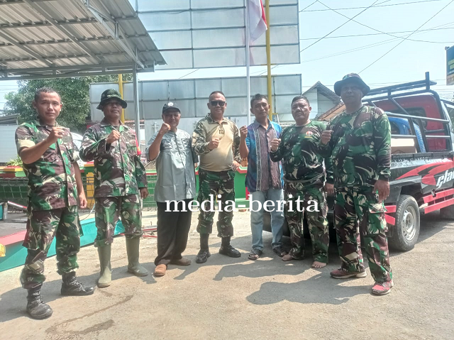 Danramil Pangkah Serahkan Bantuan Pompa Air Kepada Anggota Kelompok Tani