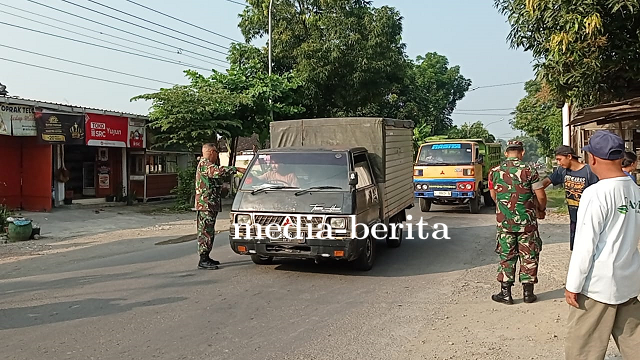 Jumat Berkah, Anggota Koramil Pangkah Bagikan Nasi Ponggol