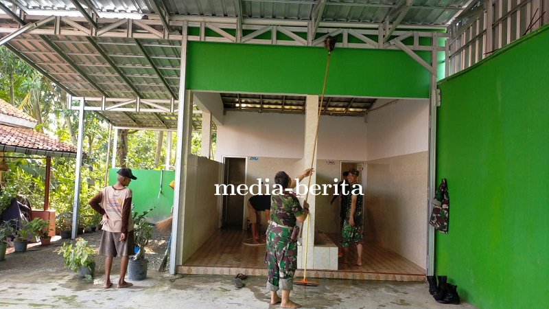 Jumat Berkah, Babinsa Kodim Tegal Bersama Warga Bersihkan Masjid Nurul Huda Dan Bag-Bagi Nasi Bungku