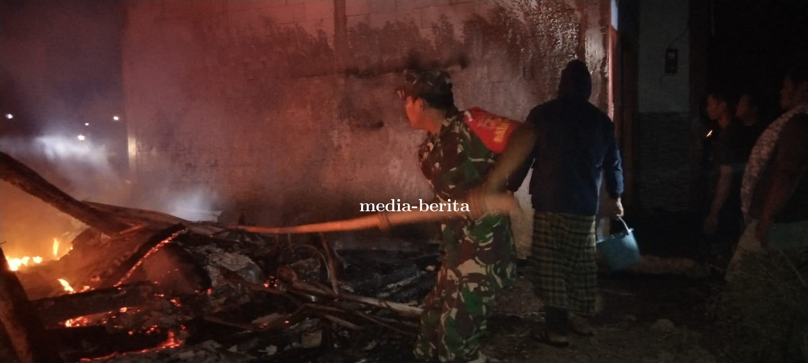 Aksi Sigap Babinsa Koramil Jatinegara Bantu Padamkan Kebakaran Rumah Warga