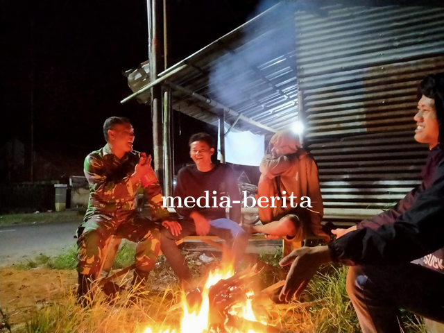 Serma Sartono Sambangi Warga Yang Sedang Ronda Malam 