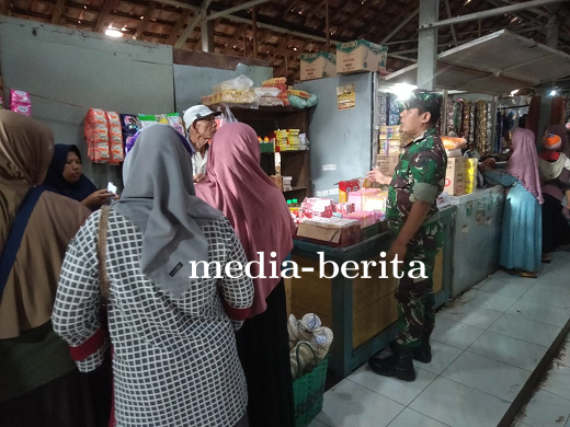 Cek Ketersediaan Harga Sembako, Babinsa Serda Edi Turun Langsung Ke Pasar Tradisional