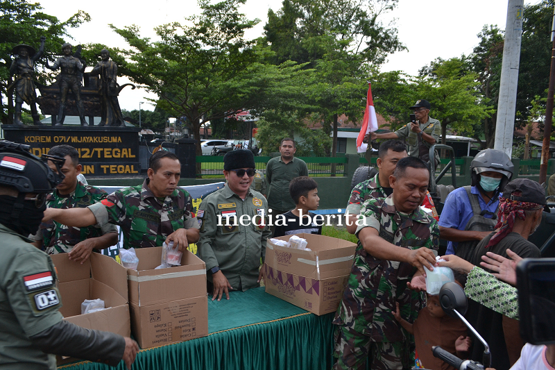 Anggota Kodim Tegal Bersama Komunitas Jeep Membagikan Takjil