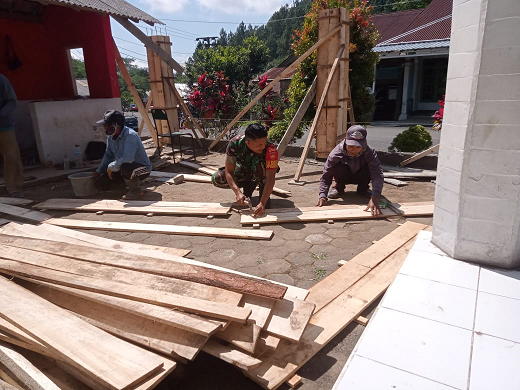 Peduli Warga Binaan, Babinsa Bojong Bantu Pembuatan Pagar Kantor Desa
