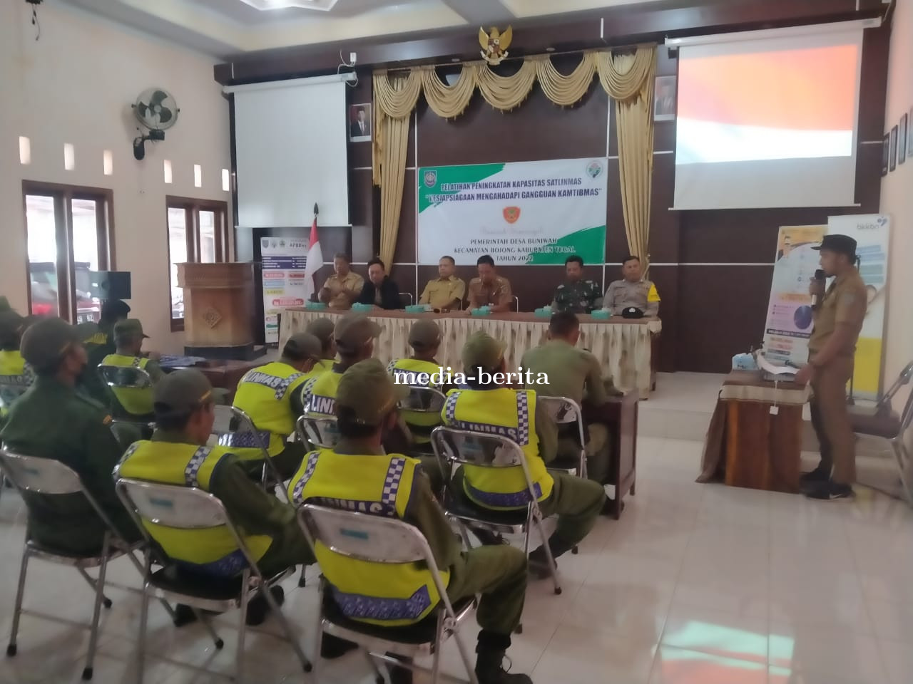 Anggota Koramil 20 Bojong Berikan Pelatihan dan Pembinaan Wawasan Kebangsaan Kepada Satlinmas